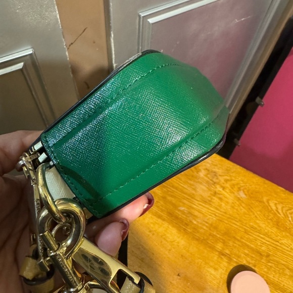 Marc Jacobs Stylish Cream and Black Crossbody Bag - Picture 3 of 14